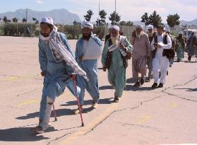 30 Pakistani detainees return home from Afghanistan